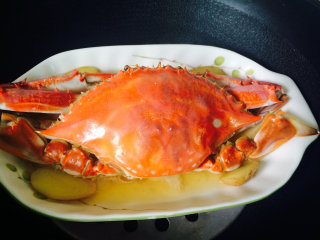 葱油梭子蟹,十分钟后，开锅盖。螃蟹是漂亮的红色。
