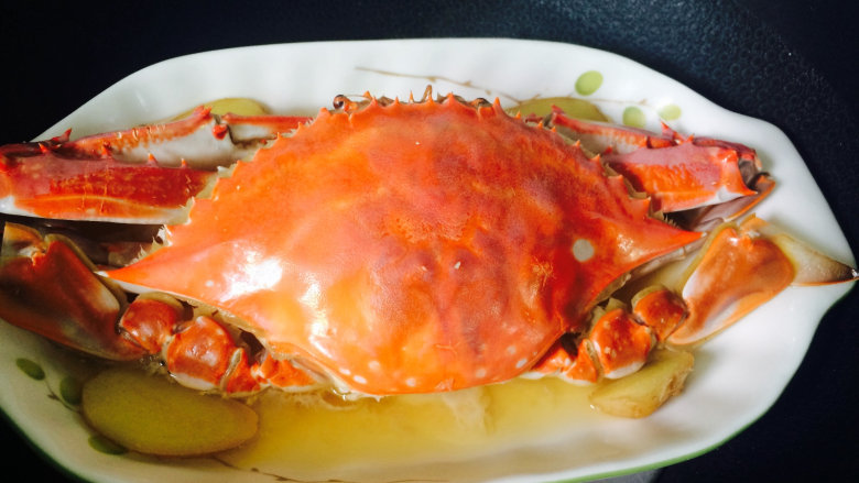 葱油梭子蟹,十分钟后，开锅盖。螃蟹是漂亮的红色。