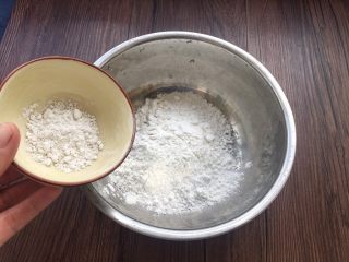 柿子糯米糍,倒入50克红薯粉，没有红薯粉可以用玉米淀粉代替。