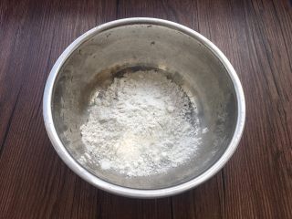 柿子糯米糍,准备一个干净的大盘，150克糯米粉倒入盘中。