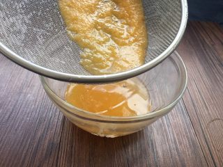 柿子糯米糍,用漏勺过滤干净没有打碎的渣渣。