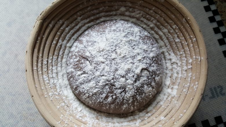  天然酵种割口欧包,当面团发酵到两倍大时，发酵好后，上面撒适量的高筋面粉，防粘。
