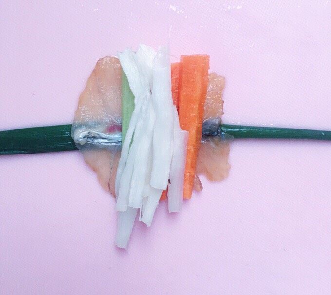 鲈鱼鲜蔬卷,
葱提前煮过变软 将鱼片放在葱上 依次放上胡萝卜 芹菜和海鲜菇 