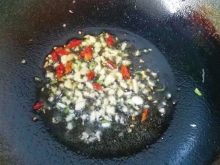 火腿鸡蛋炒面,锅中入适量油，下入蒜末和辣椒煸出香味；