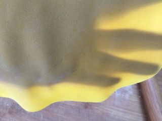 面条仔（宝宝辅食）,用擀面杖擀成薄片。厚度像素馅饺子皮就可以。