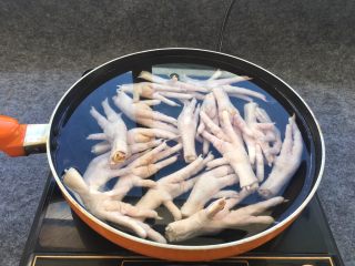凉拌麻辣鸡爪,清洗干净的鸡爪放入锅中，添加适量清水。