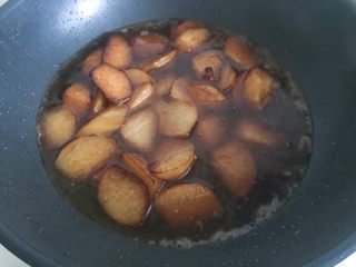 红烧萝卜,调料放好后，加入半锅水加盖焖煮至萝卜完全软化。（预计要15--20分钟）
