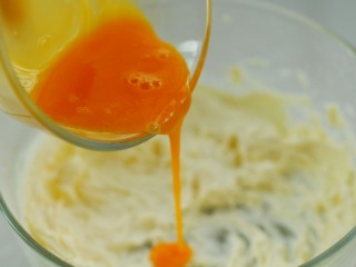 #曲奇菜谱秀#抹茶曲奇,蛋黄打散后分两次加入黄油中