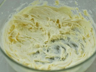 #曲奇菜谱秀#抹茶曲奇,用电动打蛋器中速将黄油打至发白蓬松状