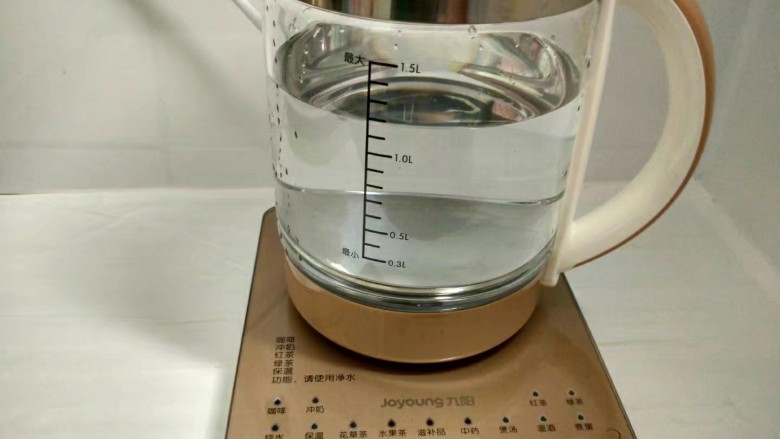 豇豆棒棒糖,九阳养生壶注入1200毫升的清水。