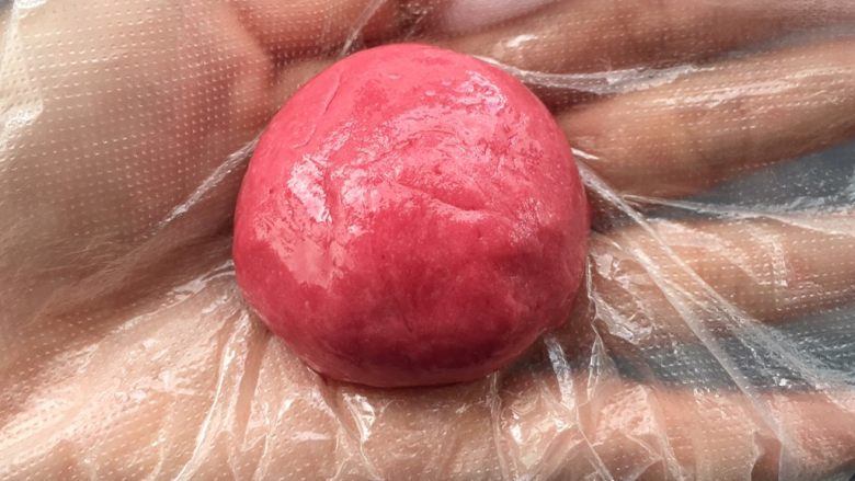 红心火龙果糯米糍,由外向内慢慢收口，搓成圆球。