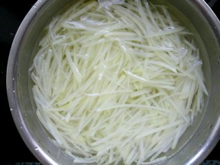 炝拌土豆丝,捞出过两遍冷水，使土豆丝更脆
