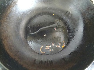 炝拌土豆丝,锅中放适量植物油，油八成热放入花椒炸香关火