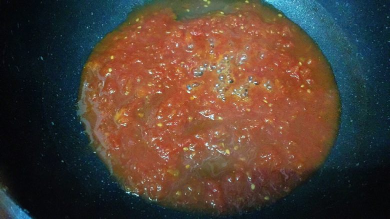 茄蛋肉酱猫耳朵,这里说一下，因为我是用来做肉酱的，所以不能熬太稠了，此时的浓稠度就是我需要做这个菜的状态。
如果亲用来做蘸酱的话，此时盖上锅盖继续焖煮10分钟即可称为浓稠的番茄酱了