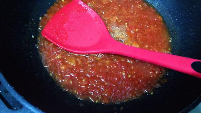 茄蛋肉酱猫耳朵,打开锅盖，用锅铲压一下番茄，压烂一下。