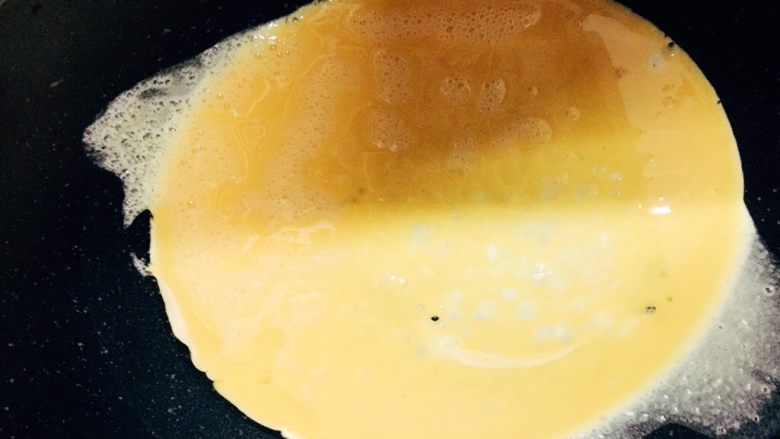 茄蛋肉酱猫耳朵,锅里倒5g油，把鸡蛋液倒进去，摊平