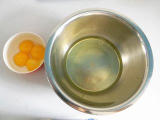 黑芝麻戚风,鸡蛋蛋黄和蛋白分离