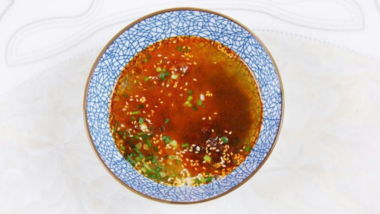 花样面条  麻辣火锅面,之前放好的调料，加适量面汤搅拌均匀