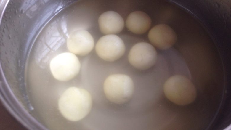 红薯汤圆,煮至汤圆浮起一两分钟 ，如果包入馅料的话煮的时间要长一些