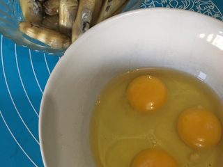 蛏子鸡蛋羹,将蛏子洗干净！蛏子要提前泡然后用盐和一点油一起洗这样洗的干净！鸡蛋三颗