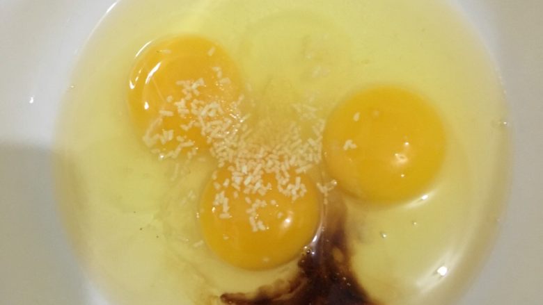 蛏子鸡蛋羹,将鸡蛋中加入少于生抽，盐，和鸡精，打散