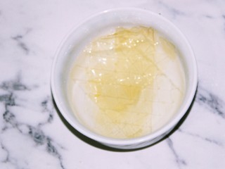 西米蜜豆椰汁糕,吉利丁片，用冷水泡软