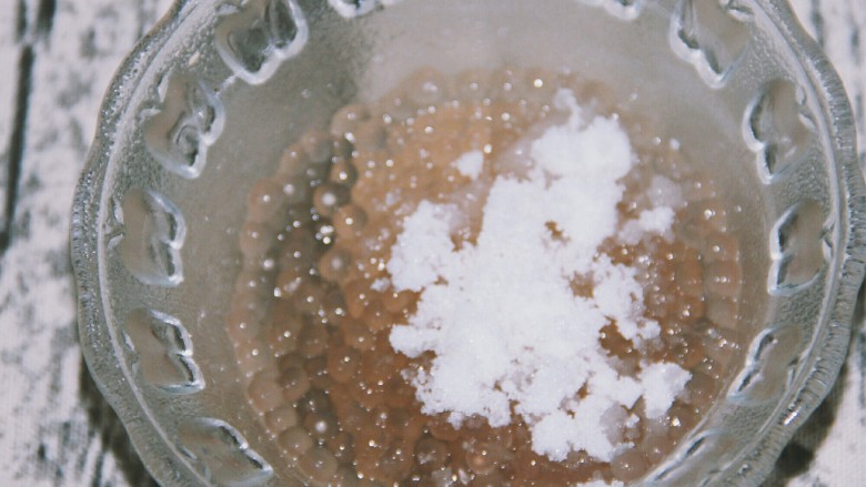 西米蜜豆椰汁糕,放入煮好的西米中搅拌均匀。