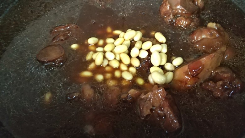 黄豆炖猪蹄,炖至汁只剩下一半的时候加入提前泡好的黄豆继续盖锅盖炖