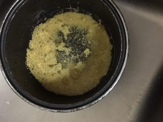 地瓜小米粥,加入清水清洗干净