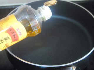 香菇莲藕炖排骨,热锅，锅内倒入适量的食用油