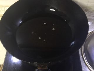 炸里脊,锅中放入多多的油，油热了