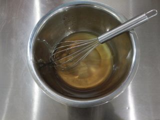 传统广式月饼,转化糖浆和花生油放入盆中。