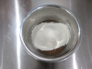 传统广式月饼,高、低筋面粉过筛加入搅拌均匀。