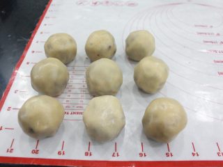 传统广式月饼,这是豆沙馅月饼的包法。