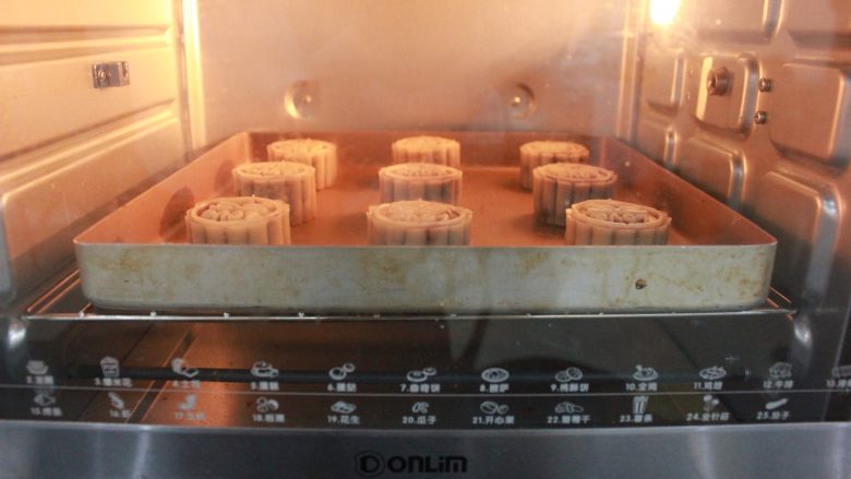 传统广式月饼,放入东菱DL-K30A电烤箱底层中，上下是150度，烤到月饼表面上色即可。