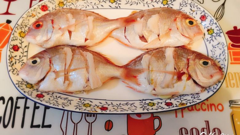 烤赤鯮🐠鱼,把肥肉片塞到切好的鱼缝里，肚里塞上葱姜蒜备用。