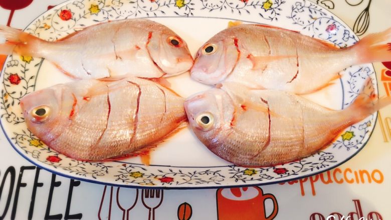 烤赤鯮🐠鱼,鱼肉两面切斜刀。