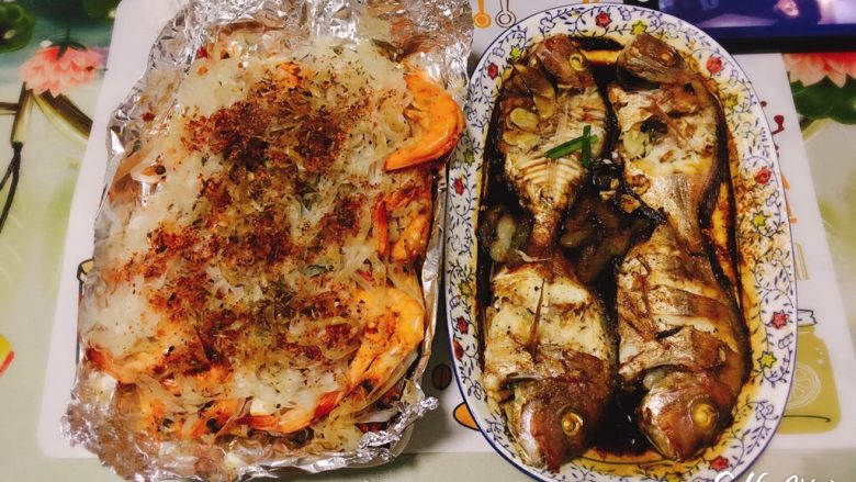烤赤鯮🐠鱼,河粉虾和被吃掉的烤鱼，味道哈是很棒的！