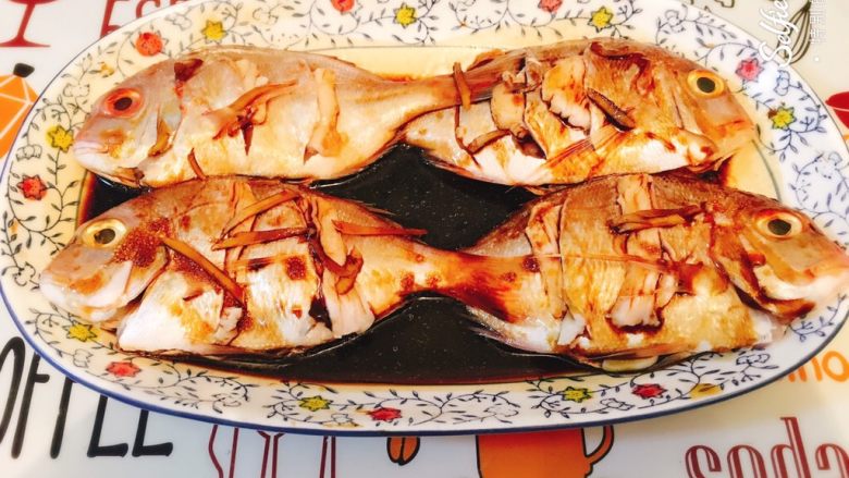 烤赤鯮🐠鱼,把混合好的调味汁浇到鱼身上。