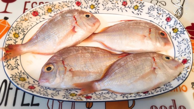 烤赤鯮🐠鱼,把鱼去鳞去腮清理内脏洗净，用厨房纸擦干。