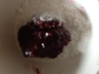 裂纹红丝绒曲奇,放入装糖粉的小碗 滚上糖粉 