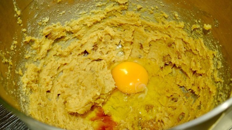 简单快手曲奇马芬杯,把搅拌机调成中低速 倒入鸡蛋和香草精 继续搅拌到均匀