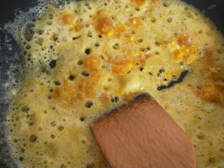 咸蛋黄烧麦,锅里倒油，把咸蛋黄爆香，