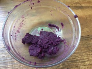 五彩桃山皮月饼,紫薯粉加入热水用刮刀拌均匀，同上步。
