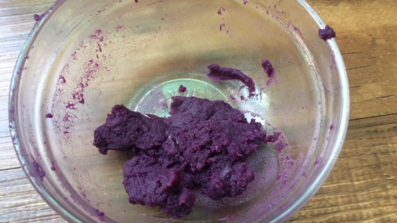 五彩桃山皮月饼,紫薯粉加入热水用刮刀拌均匀，同上步。