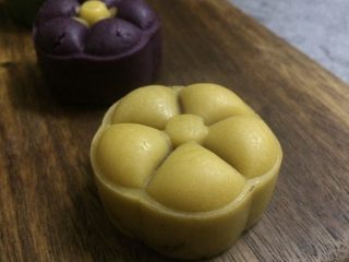 五彩桃山皮月饼,来朵黄色小花