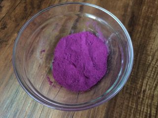 五彩桃山皮月饼,紫薯粉用量多一些，因为要原色的蛋黄色要调和成紫色，要多一些才能融合。
