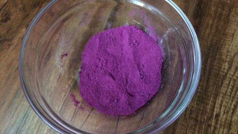 五彩桃山皮月饼,<a style='color:red;display:inline-block;' href='/shicai/ 10124'>紫薯粉</a>用量多一些，因为要原色的蛋黄色要调和成紫色，要多一些才能融合。