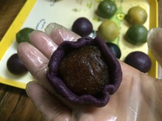 五彩桃山皮月饼,紫色包入凤梨馅