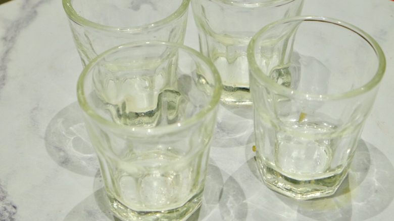 简单快手曲奇马芬杯,准备几个原底器皿 可以是调料瓶或小酒杯